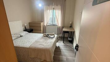 Dormitorio compartido, 1 habitación, vista al jardín | 1 habitación