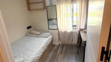 Dormitorio compartido, 1 habitación, vista al jardín | 1 habitación