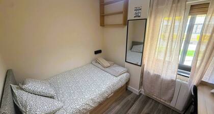 Room-modern Guest Room in Central Madrid