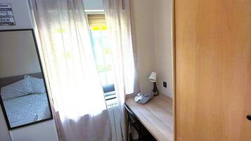 Dormitorio compartido, 1 habitación, vista al jardín | 1 habitación