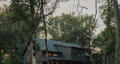 Modern Cabin, Kids' Playhouse, Firepit, 5acres, across river from Harpers Ferry
