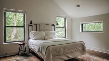 3 bedrooms, desk, iron/ironing board, free WiFi