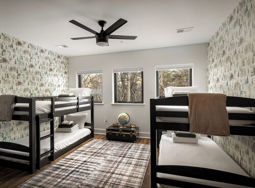 Modern Cabin, Kids' Playhouse, Firepit, 5acres, across river from Harpers Ferry