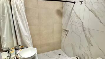 Een haardroger, handdoeken, zeep, shampoo