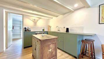 Kühlschrank, Mikrowelle, Ofen, Wasserkocher mit Kaffee-/Teezubehör