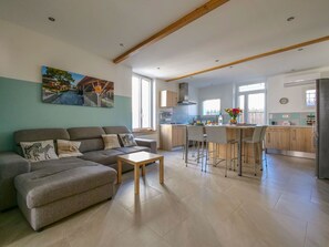 Una sala de estar moderna con un sofá, una mesa de centro y un cuadro en la pared.