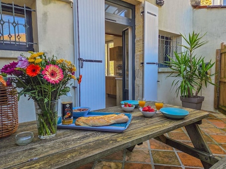 Outdoor dining. La Gastine, Air-cond townhouse, Médoc & Ocean