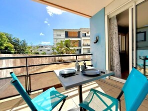 Outdoor dining - Le Gouz Place, Modern and Comfortable (Saint-Denis)