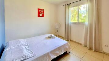 Iron/ironing board, Internet, bed sheets