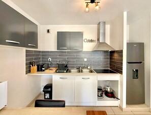 Fridge, microwave, coffee/tea maker, toaster - Le Gouz Place, Modern and Comfortable (Saint-Denis)