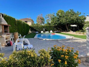 A swimming pool with a hot tub, lounge chairs, and a barbecue area. - Soothing villa 300 metres from the beach (Les Tres Cales)