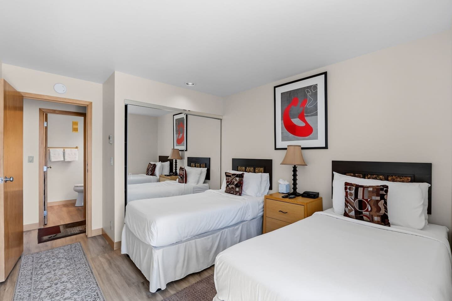 2 bedrooms, desk, iron/ironing board, WiFi