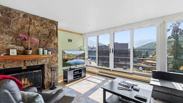 TV, fireplace, stereo