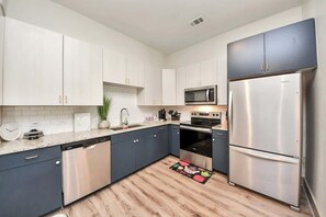 Fridge, microwave, oven, stovetop - Houston Luxury Apartment: Features a rooftop pool, city views, and king-size beds. (Houston)