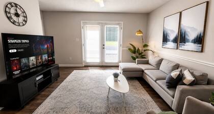 The Crestline Stay | Hoover Townhome 2BR