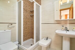 A bathroom with a shower, toilet, bidet, and sink. - Apartment 'Pilar Torre Del Mar' with Wi-Fi and Air Conditioning (Torre del Mar)