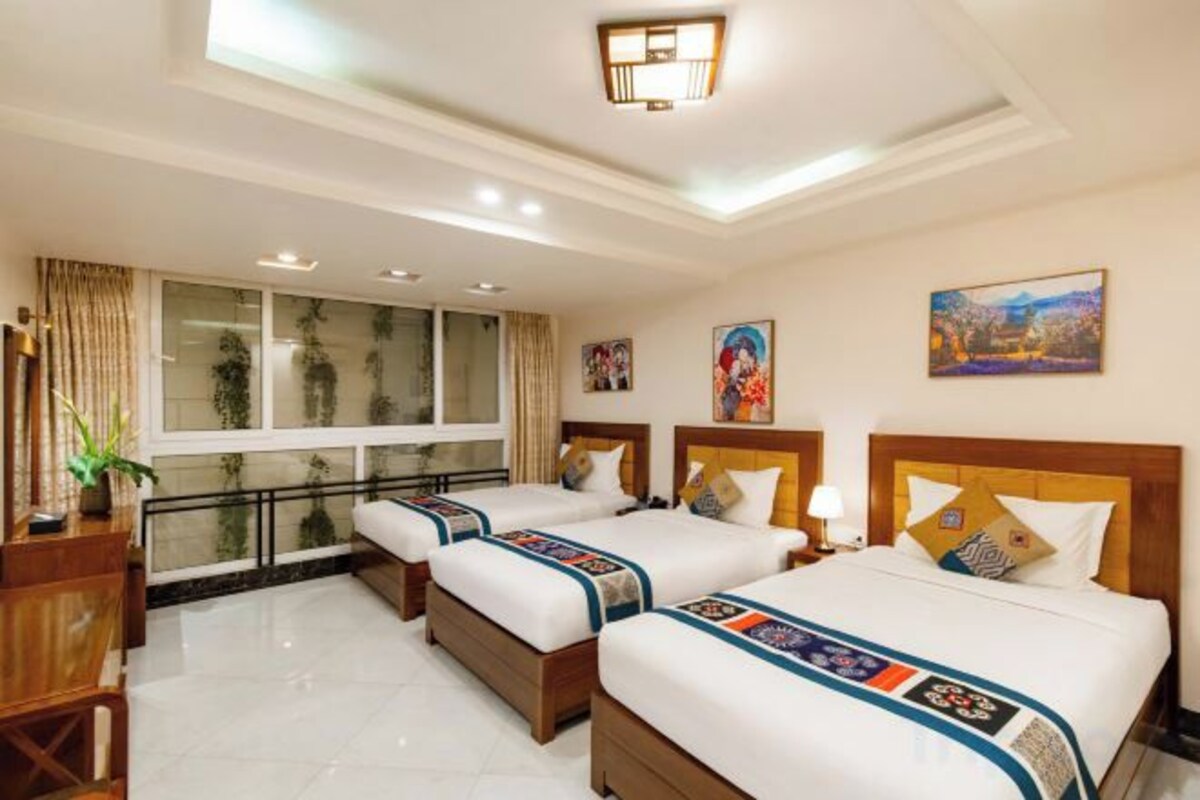 Desk, laptop workspace, WiFi (free), bed sheets