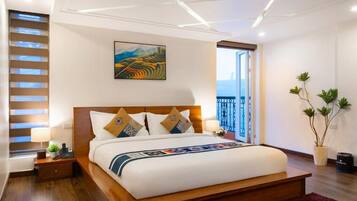 Desk, laptop workspace, free WiFi, bed sheets