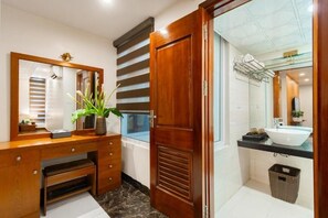Shower, free toiletries, hair dryer, towels - Sapa Paradise Hotel (Sa Pa)