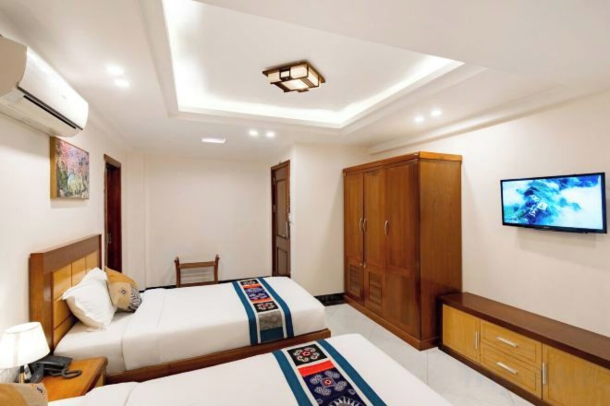 Desk, laptop workspace, WiFi (free), bed sheets