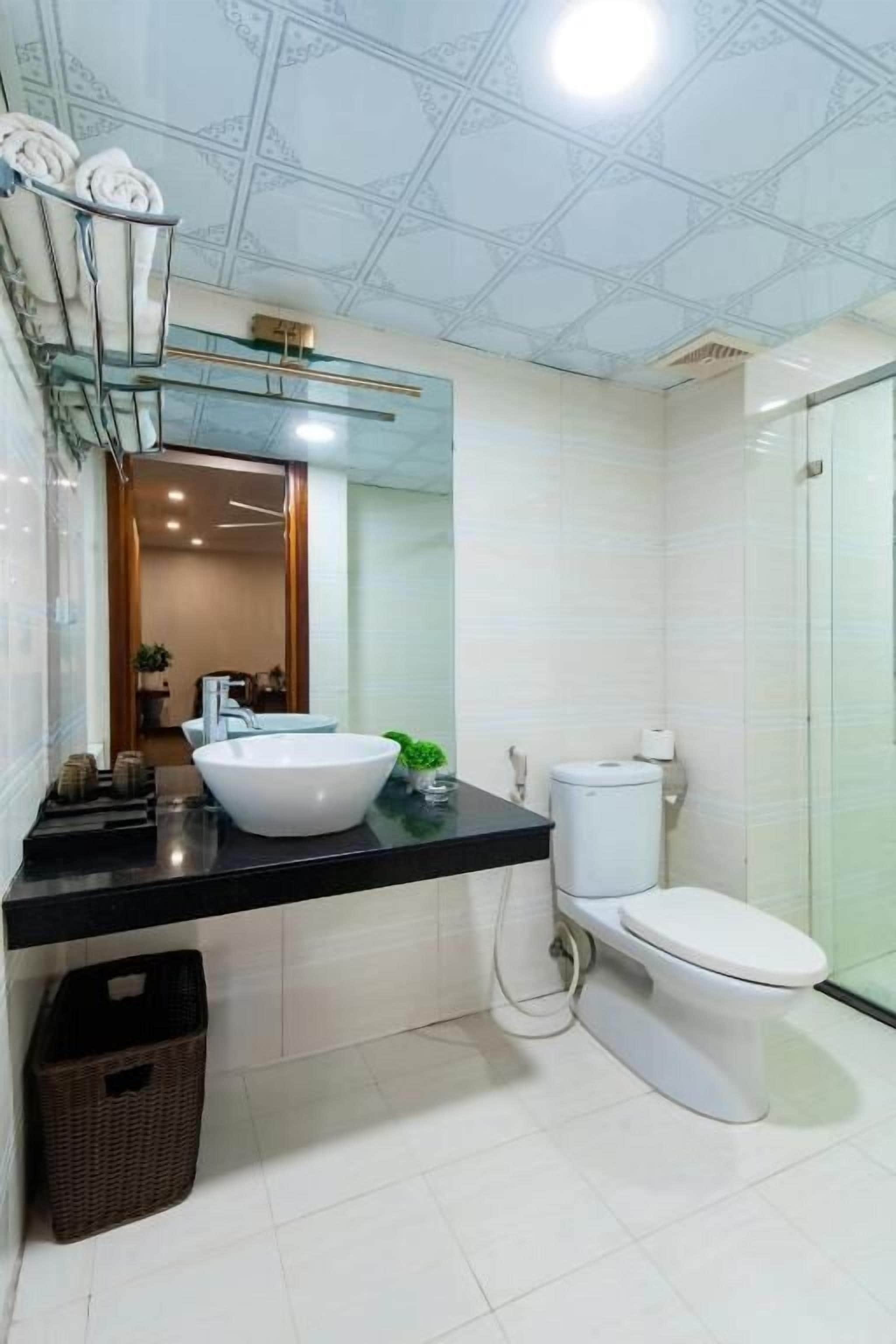 Standard Double Room | Bathroom | Shower, free toiletries, hair dryer, towels