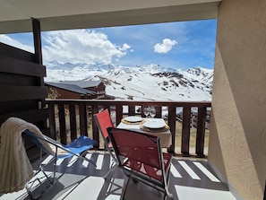 Outdoor dining - Vrbo Property (Val Thorens)