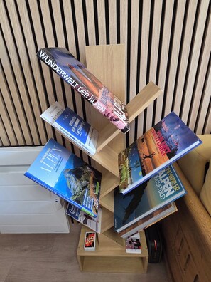 A wooden display stand with travel brochures and a game. - Val Thorens - 2-room apt sleeps 4, ski in, fiber, south-facing, mountain view (Les Belleville)
