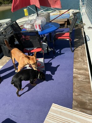 Outdoor dining - The Lake Escape (New Tazewell)
