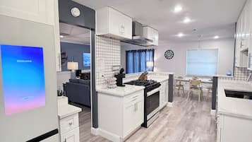 Geladeira, micro-ondas, fogão, cooktop
