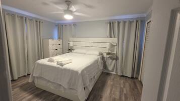Escrivaninha, ferros/tábuas de passar roupa, Wi-Fi, roupa de cama