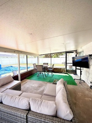 Smart TV, chimenea y estéreo 