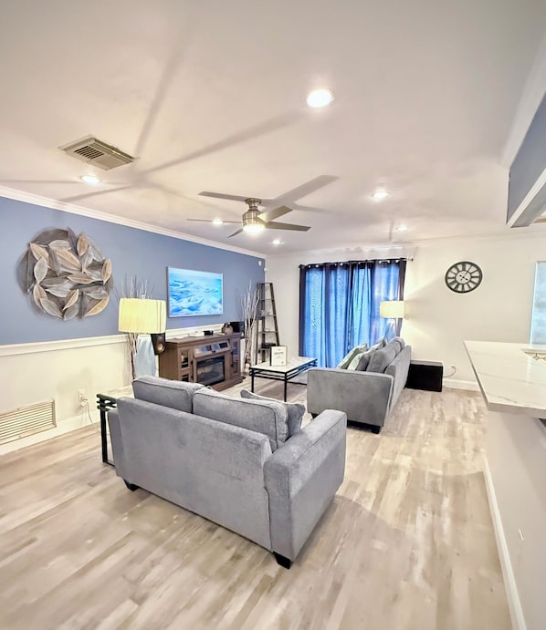 Smart TV, chimenea y estéreo 