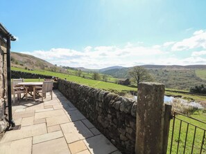 Outdoor dining - Pearls Farm One (Macclesfield)
