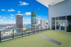 House | 1 bedroom - Wellness Studio Rooftop Pool Skyline Views (Miami)