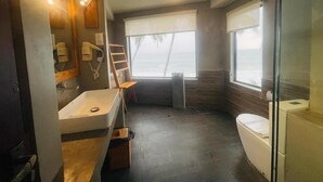 Kamar Double Deluks, balkon, pemandangan samudra | Kamar mandi | Shower, perlengkapan mandi gratis, handuk, dan sabun