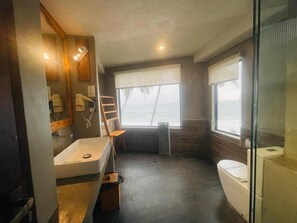 Deluxe-dobbeltværelse - balkon - havudsigt | Badeværelse | Bruser, gratis toiletartikler, håndklæder, Sæbe