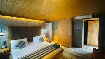 Deluxe Double Room, Balcony, Ocean View | Desk, laptop workspace, free WiFi