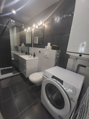 ヘアドライヤー、タオル、トイレットペーパー