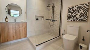 Ducha, artículos de tocador gratuitos, secador de pelo, toallas