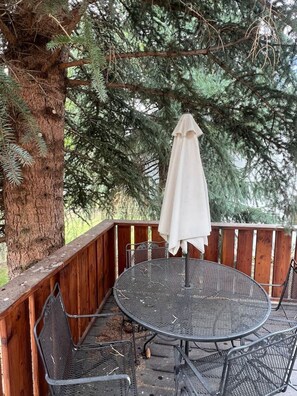 Outdoor dining - Eagle-Vail Chalet | Hot Tub & Amenities (Avon)
