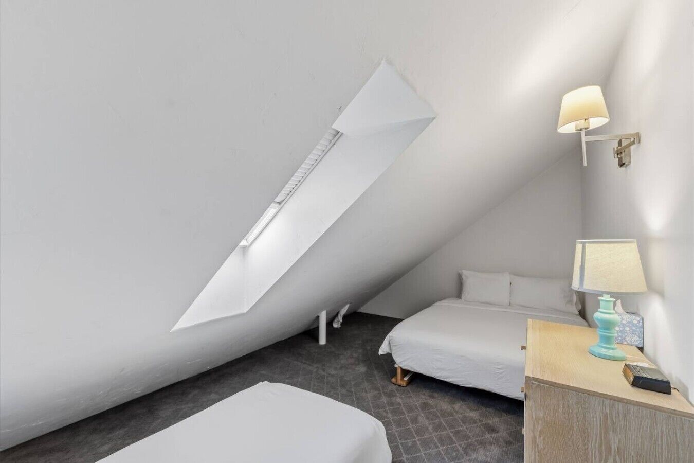 Tabla de planchar con plancha, wifi y ropa de cama 