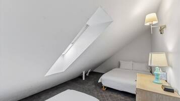 Tabla de planchar con plancha, wifi y ropa de cama