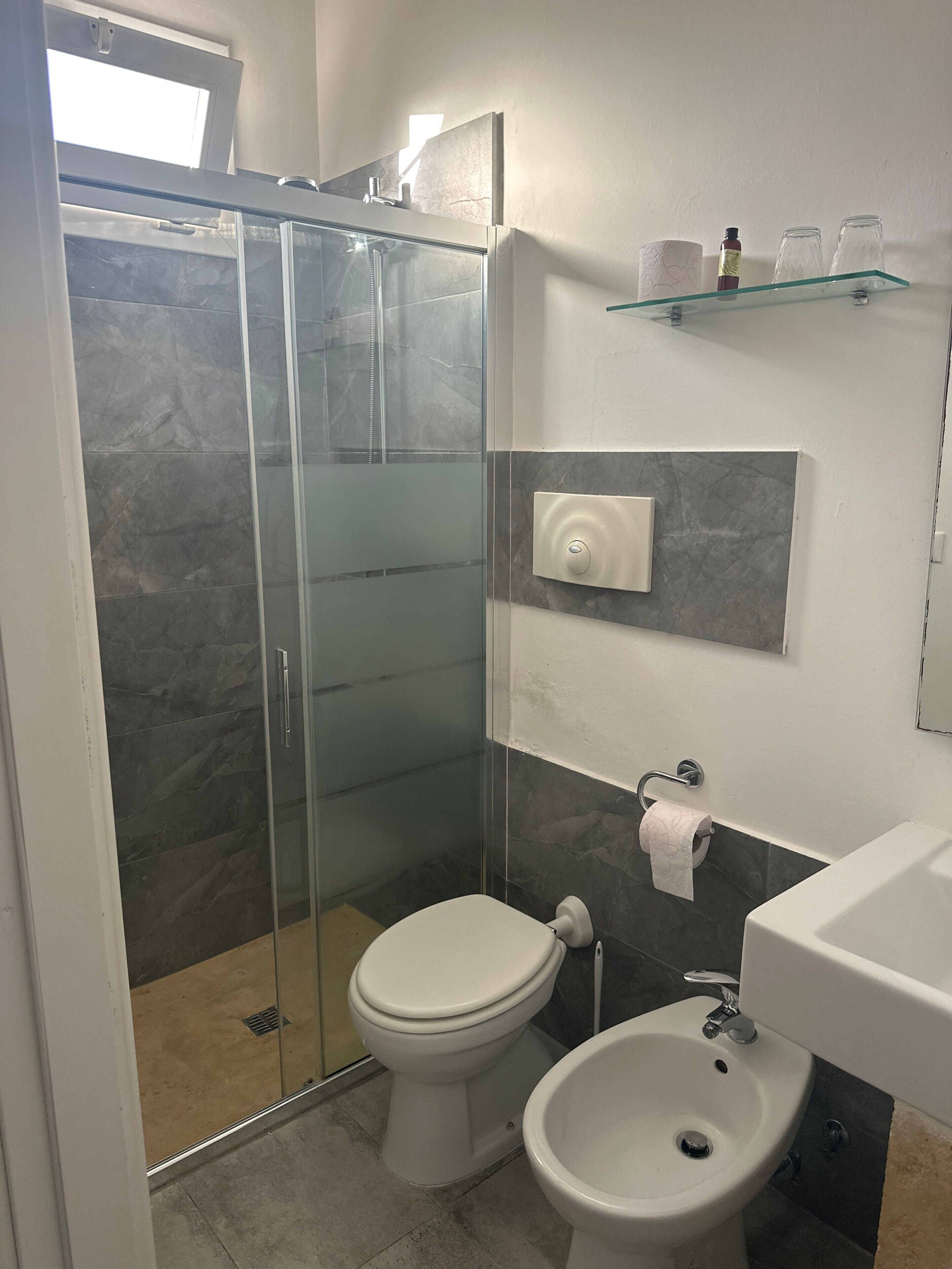 Douche, sèche-cheveux, serviettes fournies