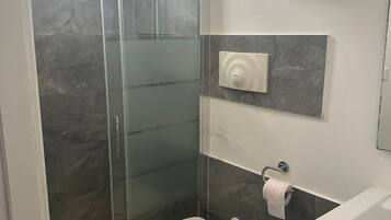 Douche, sĂšche-cheveux, serviettes fournies