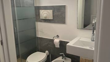 Douche, sĂšche-cheveux, serviettes fournies