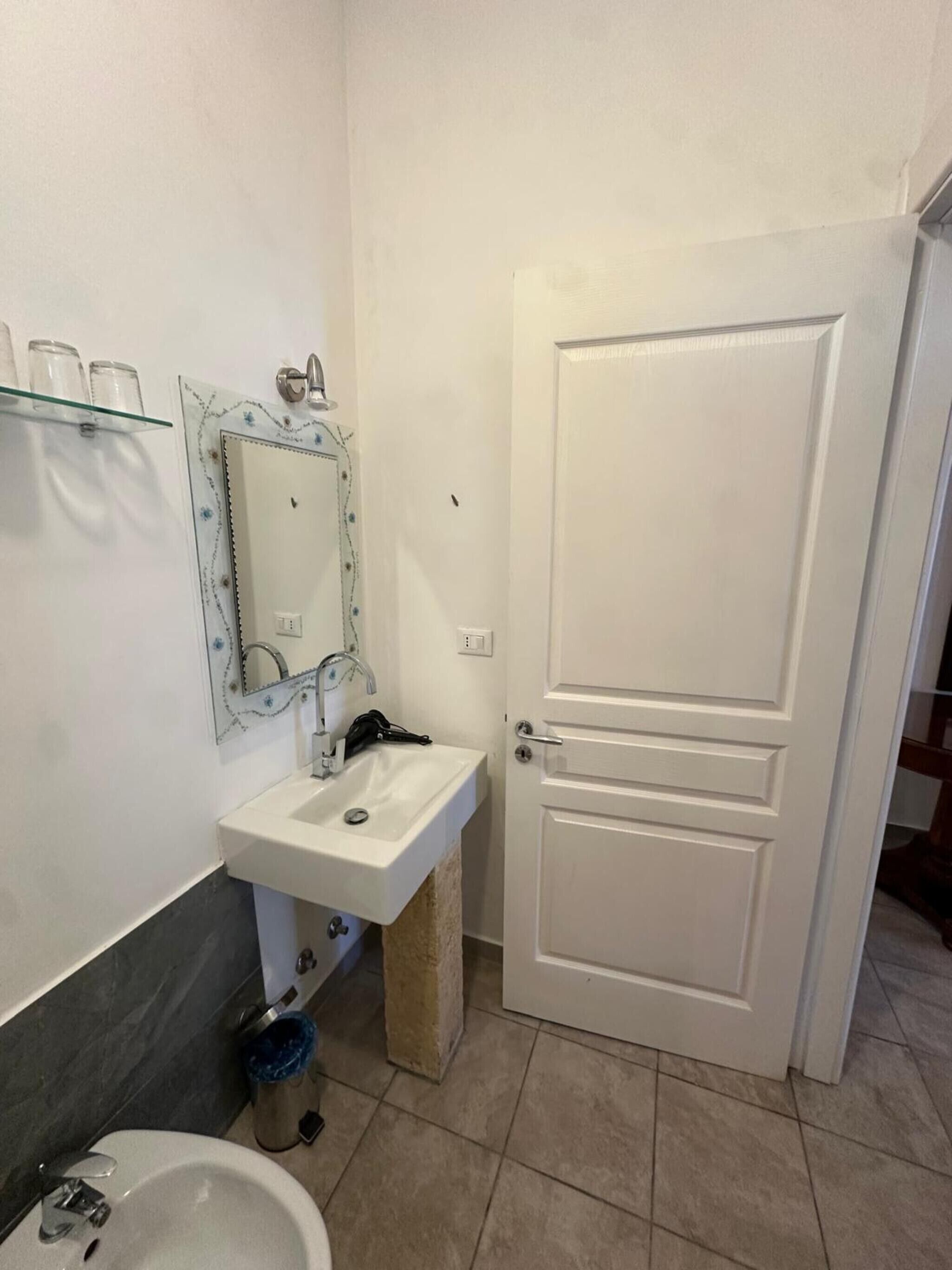 Douche, sèche-cheveux, serviettes fournies