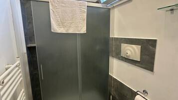 Douche, sĂšche-cheveux, serviettes fournies