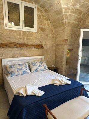 WiFi, bed sheets - Room 'Masseria Le Dimore, Stanza 5' with Shared Pool, Wi-Fi and Air Conditioning (Gallipoli)