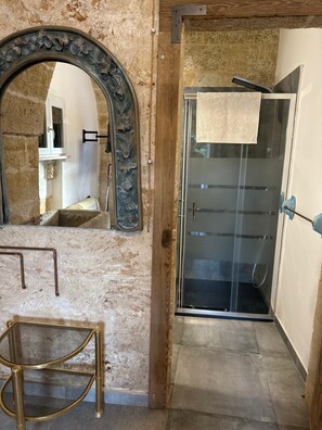 Shower, hair dryer, towels - Room 'Masseria Le Dimore, Stanza 5' with Shared Pool, Wi-Fi and Air Conditioning (Gallipoli)