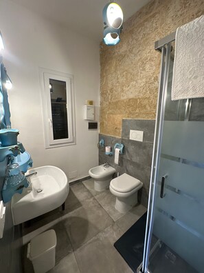 Shower, hair dryer, towels - Room 'Masseria Le Dimore, Stanza 5' with Shared Pool, Wi-Fi and Air Conditioning (Gallipoli)
